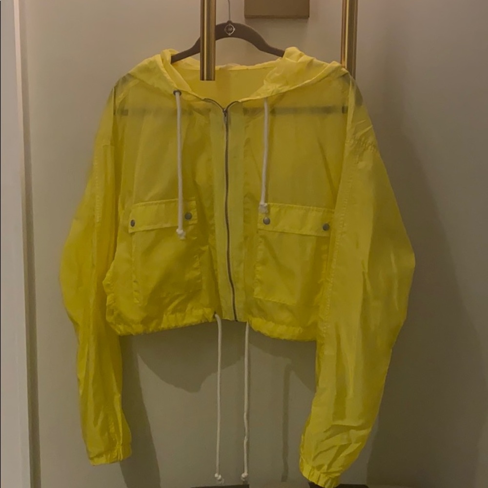 Cropped yellow sporty jacket